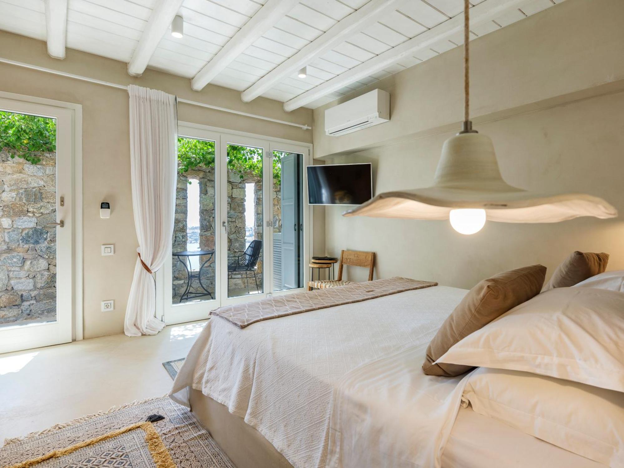 V&V Guest House - Luxury Suites Ornos  Eksteriør billede